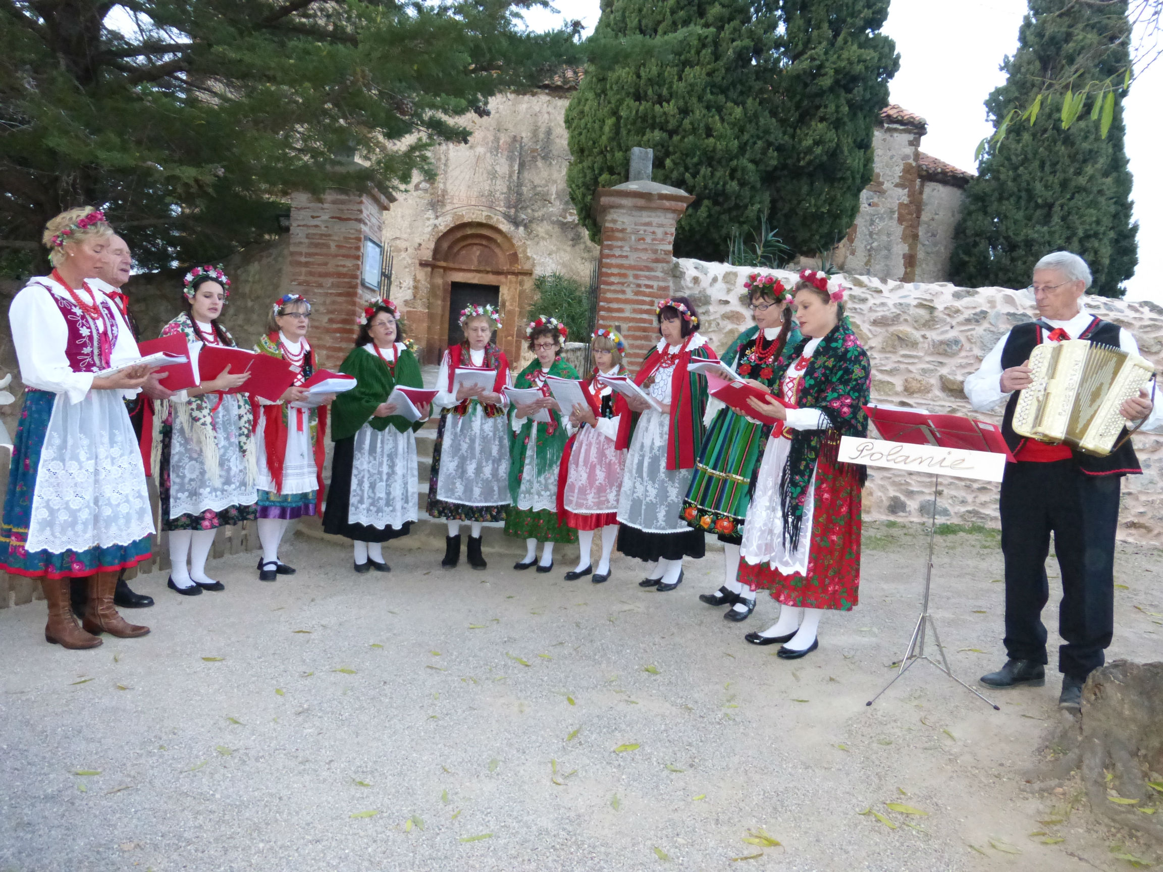Polanie chante des cantiques de Noël à Castelnou